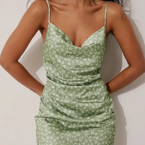 Grön blommig klänning - Grön blommig klänning från Lisa & Lena for Nakd i storlek 40. Nypris 399kr. Använd en gång.  Köparen står för frakt.