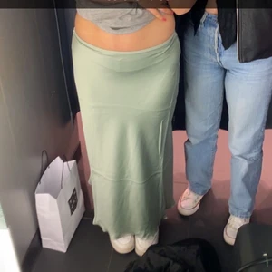 En fin lågmidjad kjol - En jätte gullig lågmidjad kjol.. jätte skön och super snygg. Säljer pga ingen användning 