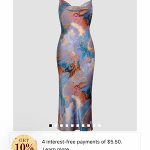 Klänning från Micas i storlek M - En midi klänning med öppen rygg köpt från Micas i storlek M. Den är oanvänd med lappar kvar. Det är en normal M storlek. Köparen står för frakt. Kan gå med på att sänka priset vid snabb affär. 