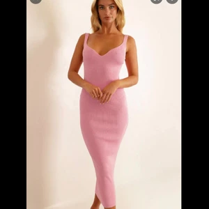 Rosa klänning Chiquelle  - Drömmig klänning från Chiquelle, Strl Onesize, skulle säga S-M, men stretchig! Endast testad 💙💙💙 Nypris 499kr. Slutsåld på hemsidan!! Säljer för 400kr + spårbar frakt! 