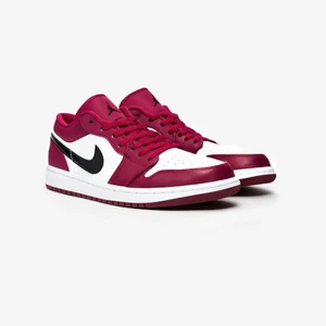 Air jordan 1 low - Jag säljer mina fina air Jordans 1 low💗 bra skick, men lite slitna längst upp! Säljer p.g.a Inte min storlek!