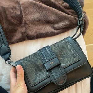 Väska - Säljer denna fina väska med snygga detaljer i mörkgrönt skinn