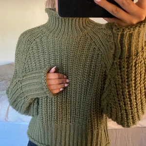 Stickad tröja från H&M - Mysig tjocktröja perfekt till hösten🫶🏻 använd fåtal gånger, nyskick