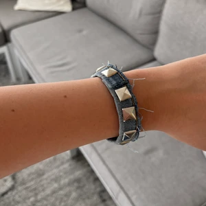 Jeansarmband  - Vi säljer jeansarmband med nitar! De finns i olika storlekar och i blått, vitt och svart jeanstyg 💗