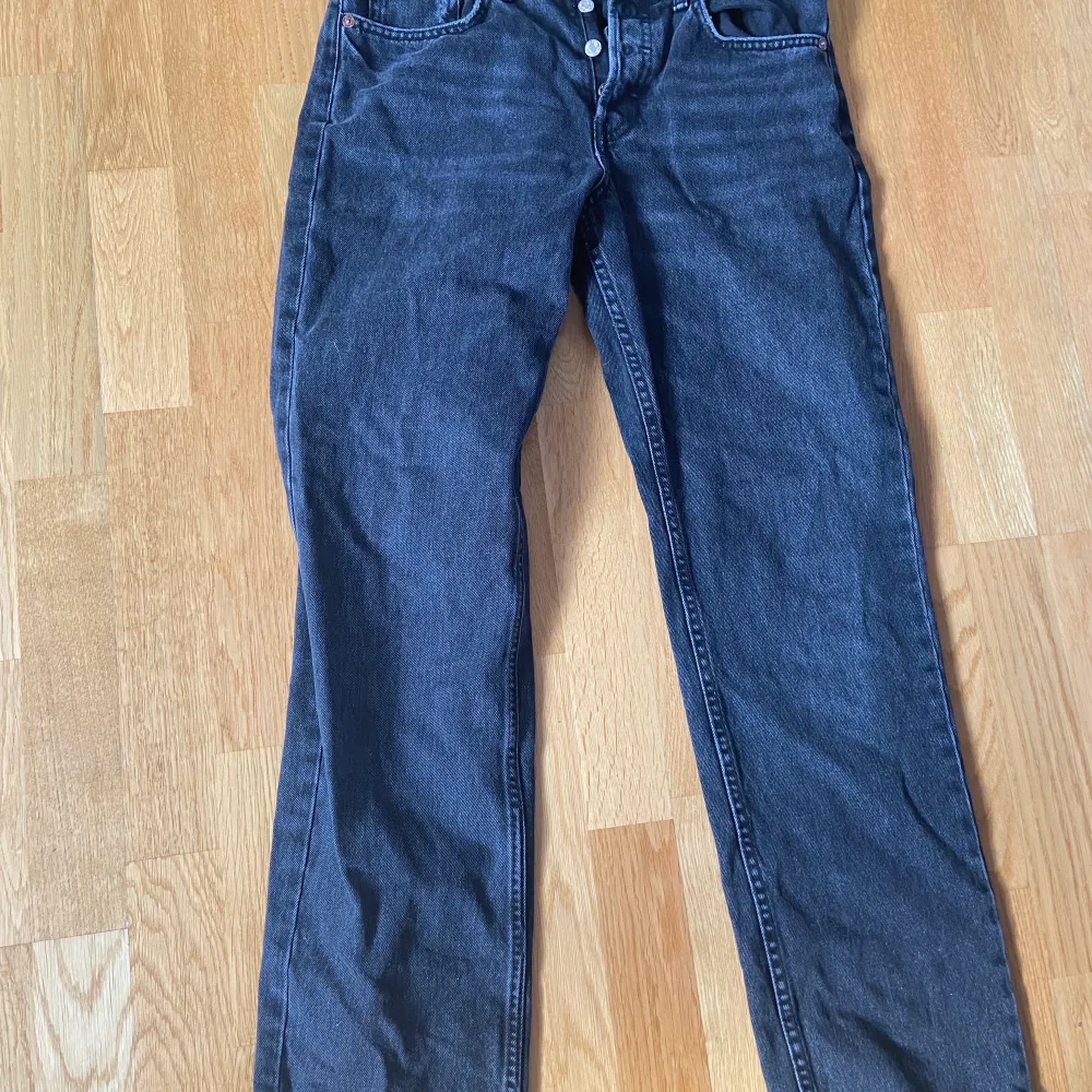 Jättefina jeans från Zara som tyvärr var alldeles för små på mig. Storleken är 38 men skulle säga att de är som små 36:or i storleken. Kan tyvärr inte visa på då de inte passar..🫶🏼🫶🏼🫶🏼. Jeans & Byxor.