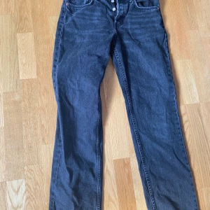 Gråa midrise Zara jeans - Jättefina jeans från Zara som tyvärr var alldeles för små på mig. Storleken är 38 men skulle säga att de är som små 36:or i storleken. Kan tyvärr inte visa på då de inte passar..🫶🏼🫶🏼🫶🏼