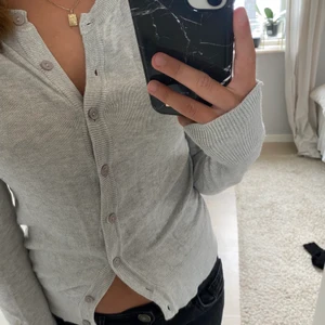 Grå kofta stl XS - Grå super mjuk kofta som är i mycket bra skick🥰 säljer för att den inte kommer till användning🫶🏼
