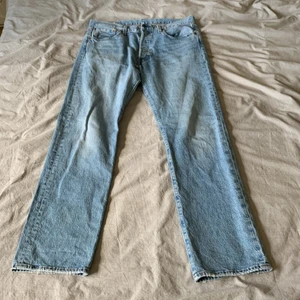 Levi’s 501 jeans - Blåa Levi’s 501. Bra skick och endast tvättade ett par gånger. Knappgylf