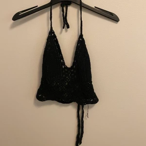 Stickad topp - En stickad topp som funkar perfekt nu i sommar. Toppen är kort och är mer som en lite längre bh.