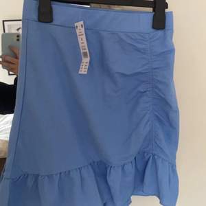 Oanvänd kjol från Gina med lappen kvar. Köpt för 249kr säljer för 120kr + 51kr frakt