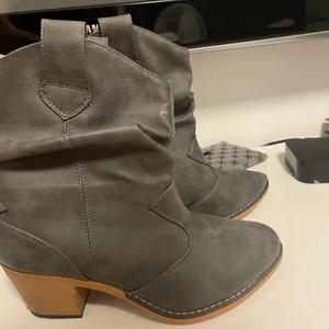 Cowboy stövlar  - Säljer mina vintage cowboy stövlar som är gråa, knappt använda i nyskick och skön kvalite inuti dom är i storlek 41 men funkar till de som har 40 med, säljer de för 300kr plus 90kr frakt💗