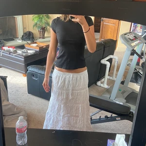 Vit lågmidjad långkjol - Säljer min vita favoritkjol🥹😍 Superfina detaljer med spets och broderi, i nyskick🤌 Storlek L men perfekt lågmidjad på mig som oftast brukar ha S❤️ 