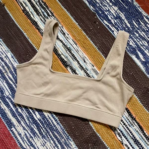 Beige top - En fin beige BH/topp från Gina Tricot. I fint skick, organisk bomull. För fler bilder eller mått kontakta mig :) Frakt sker via PostNord frimärken 26 kr 📦