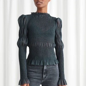 Blus other stories - Kontakta för köp! Grön blus från & Other stories, endast använd 1 gång och i nyskick! Superfin, men kommer inte till användning. Storlek 36. Bjuder på frakten!