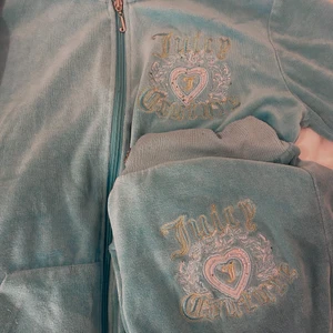 Juicy couture set - Juicy couture dress som är från 2000 tal Skick- lite nopprig på insidan av koftan och saknar snöre på byxor annars är de inga fläckar eller hår. Kommer inte till användning men älskar den!! Hör av dig vid frågor💕
