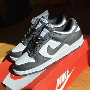 Nike dunks - Helt oanvända ”Nike Dunk Panda Black White”. Ingår även vita skosnören och originalbox. ✨Säljer även i storlek 42 om man vill köpa båda 3000kr annars bara ett par 1600kr✨
