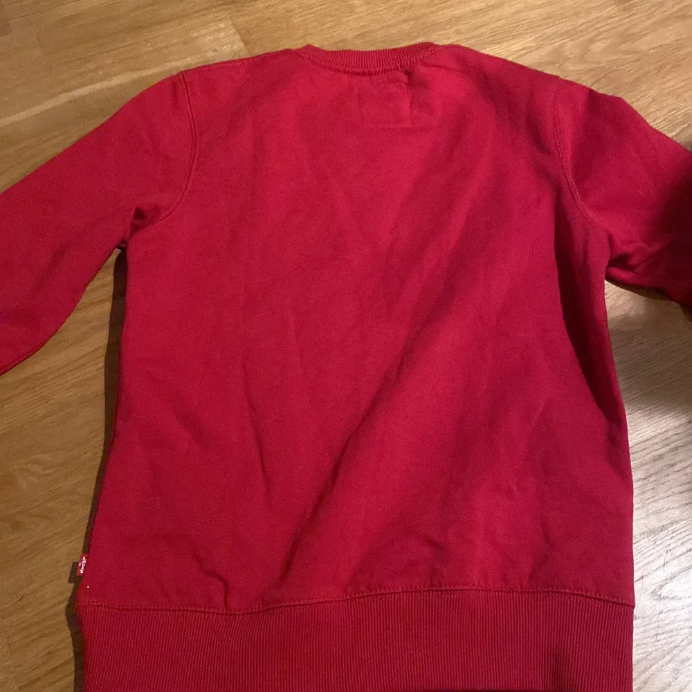 Röd tröja från Levis, storlek 164 cm, färg röd, kille. . Hoodies.