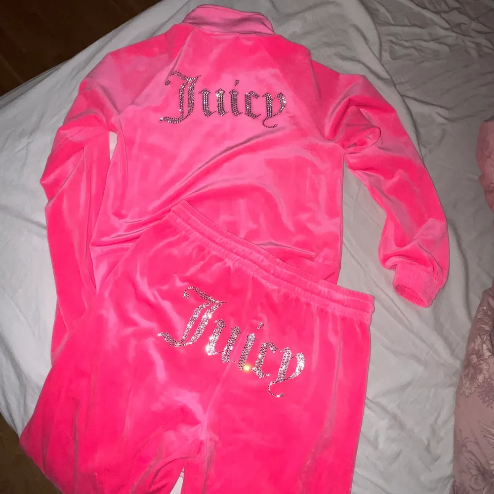 Säljer ett set juicy couture eftersom den inte kommer till användning tröjan och byxan är båda storlek M. . Övrigt.