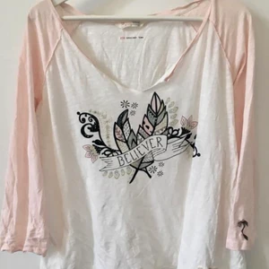 NY ODD MOLLY TOPP BELIVE STL: M/L - Super snygg topp 3/4 ärm loosefit stlk M/L. Text Belive. Färg : Vit med ljusrosa ärmar. Oanvänd. Säljes pga fel stlk. Slutsåld. Nypris 599:-