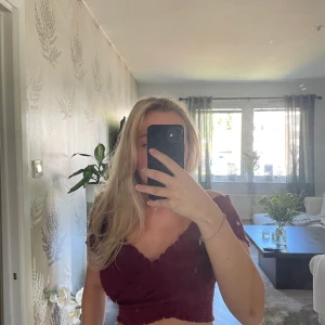 Hollister Topp - En topp jag köpt för några år sedan som inte kommit till användning 😊 Toppen har stretchigt tyg så passar både mellan strl XS till M. Köparen får stå för frakt 🌸