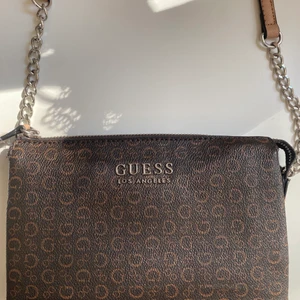 Guess väska - Säljer min Guess väska som bara ligger hemma, aldrig använt och den är i väldigt gott skick. Köpt för ett år sen! 