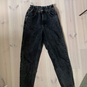 Jeans ifrån Gina Tricot, använda ett fåtal gånger, i bra skick. Storlek 36. Kan mötas upp i Uppsala eller så står köparen för frakten.