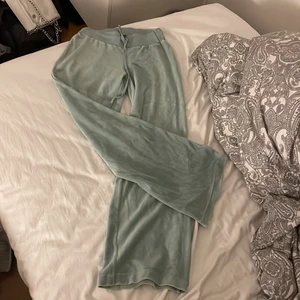 mjukisbyxor - ljus "gröna" mjukisbyxor från vila. lite mer som handduksmaterial. väldigt sköna och baggy. säljer då de ej kommer till användning. De är i storlek M men är inte så särkskilt stora då jag är 165. köparen står för frakten!