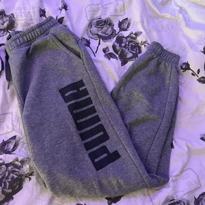 puma byxor - 200kr inkl frakt, super sköna puma mjukisbyxor, storlek 164 (xl, 13-14y).  inga skador💘