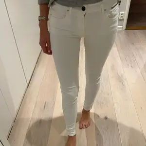 Vita Replay jeans i storlek 25 som passar till allt!!🤍 Nypris 1700 kr!