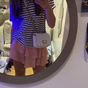 ZARA VÄSKA  - Jätte fin zara väska! Orginal pris var mellan 340-380 nått när!❤️❤️❤️ kanske kan tänk mig att sänka priset! 