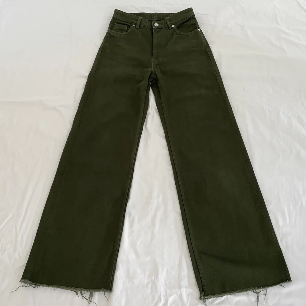 Gröna jeansbyxor från Monki. 🤍. Jeans & Byxor.