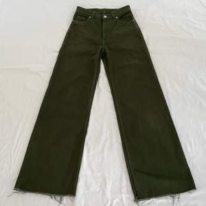 Gröna jeansbyxor från Monki. 🤍