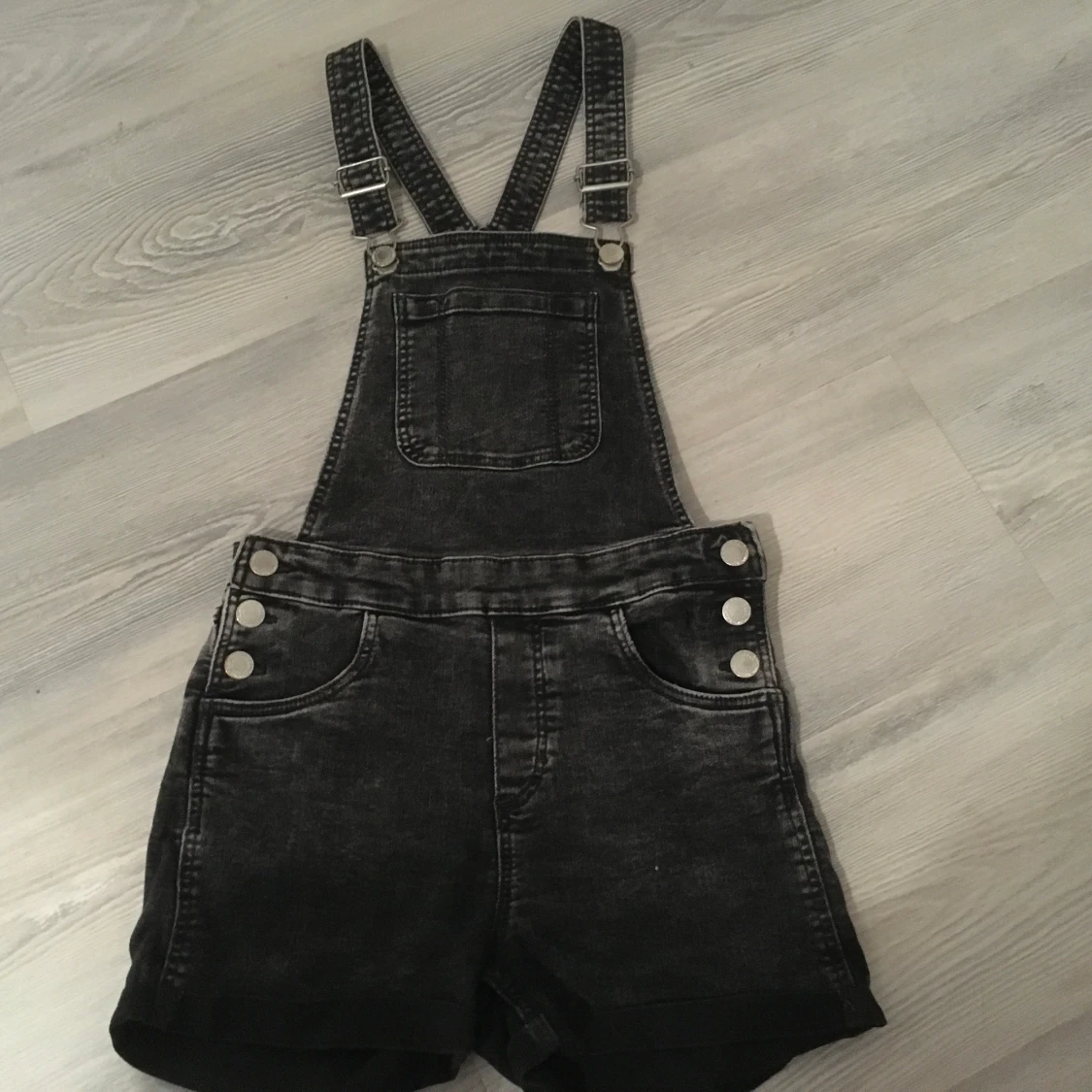 Svarta hängselshorts