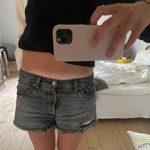 Levis jeansshorts - Jeansshorts från Levis! Får tyvärr ingen användning av längre, vet ej storlek men är en 34/36 och även S och de passar super på mig!