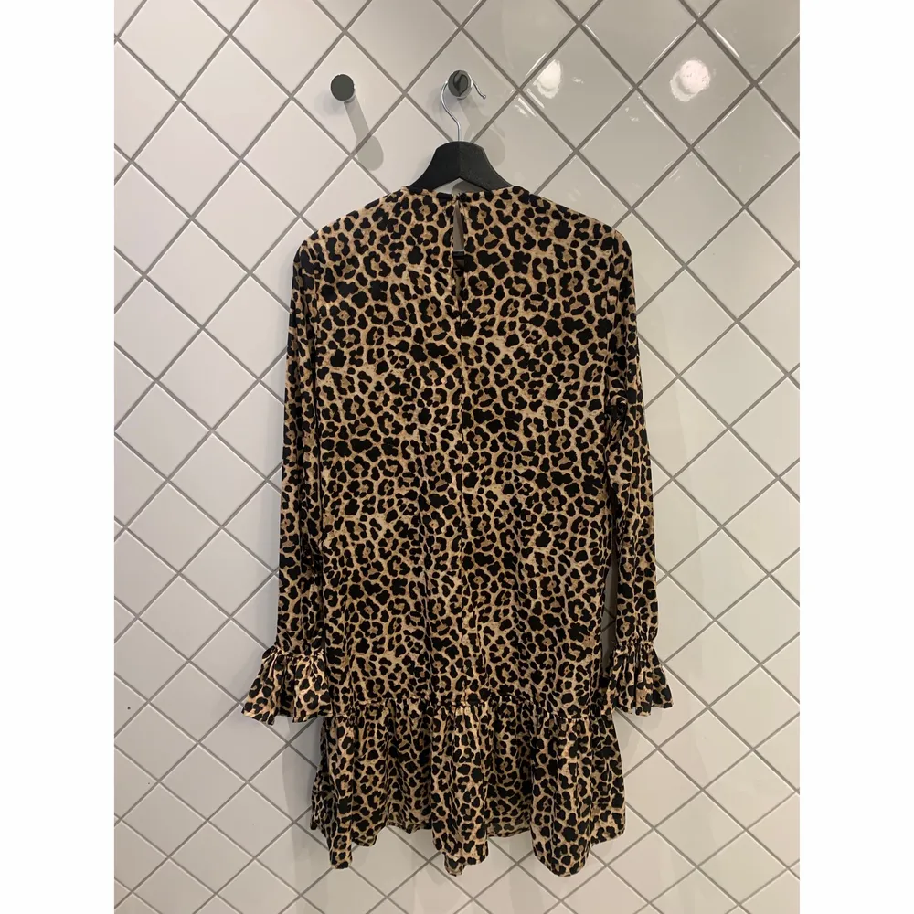 Leopardmönstrad klänning. Knälång. Använts 4 gånger. Nyskick. Storlek 36/S. 100% polyester.. Klänningar.