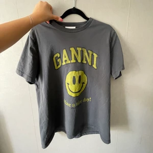 Ganni tröja  - Super fin och oanvänd ganni tröja, köpt på NK förra året för ungefär 900kr. 