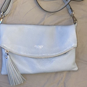 Axelremsväska från Osprey - En superfin och sommrig väska i bra skick. Den kommer från Osprey London. Köparen står för frakten, men jag kan även mötas upp i Stockholm💓