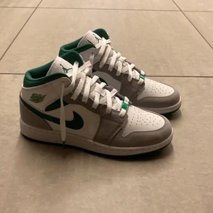 Jordan 1 mid grey green - Oanvända  