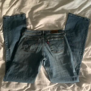 Lågmidjade jeans - Skit snygga levis jeans som jag beställde på sellpy med de var tyvärr för små för mig, stl 28 och ungefär 77 cm runt midjan. Långa på mig som är 165. Gylfen är trasig men det går fortfarande att zippa de! Köpte de för 450kr, startar förmodligen budgivning