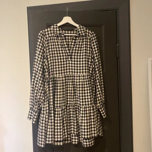 Rutig klänning från zara - Aldrig använd, super skönt material perfekt till både sommaren och hösten.