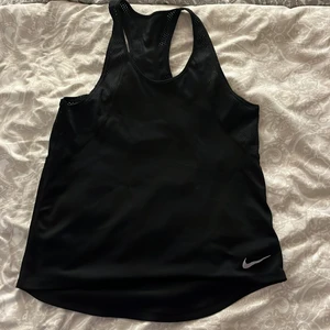 Linne från nike - Svart träningslinne från Nike, storlek s. Använd 2 gånger så i nyskick.