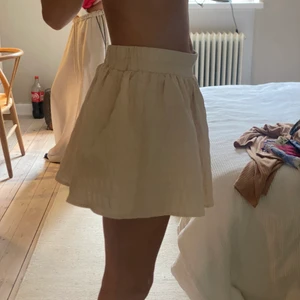 Kjol med shorts under - Super fin kjol från zara, säljer pga att jag inte använder längre.