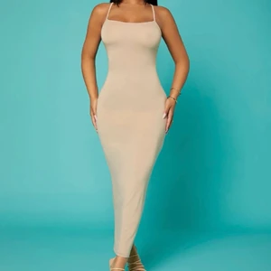 Klänning - Säljer denna klänningen, prislapp kvar och såklart oanvänd. Likt en skims klänning, sitter snyggt och tight, även stretch.