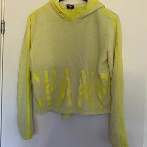 gul tröja från champion - använd ett fåtal gånger, bra skick!