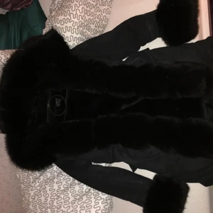 Fatima Parka XS/S - Säljer nu min fina Fatima jacka pågrund av att det inte är min stil längre. Den är som ny då jag inte använt så mycket. Sitter bra på dom med XS/S💕 PRIS KAN DISKUTERAS!!