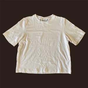 Oversized vit t-shirt - En härliga tisha från Weekday i storlek S. Oversized, i fint skick. Endast ett litet märke vid ena ärmen, syns knappt. Använt få gånger. Säljer då jag växt ur den. För fler bilder eller mått kontakta mig!!