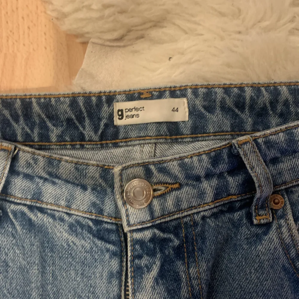 Säljer mina väl använda baggy jeans då de inte längre passar! Passformen är superskönt och de sitter bra på även mig som är 180 cm! Skriv för mer info💘 Köparen står för frakt. Jeans & Byxor.