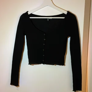 Svart tröja h&m - Säljer denna tröjan på grund av att den har blivit för liten, använd ett fåtal gånger och har inga skador och alla knapparna är kvar! Tyvärr hittar jag inte nypriset därför säljer jag den billigt!😊 