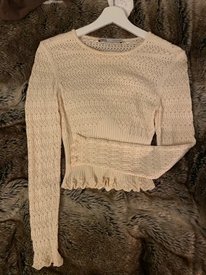 Zarablus💫 - Jättesöt stickad slutsåld blus ifrån Zara i äggskalfärg. Knappt använd. Möts upp i Sthlm o fraktar⭐️