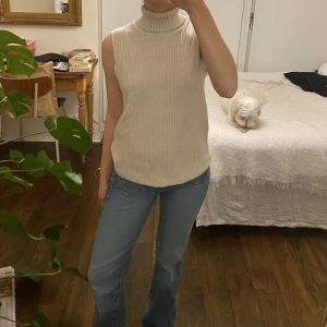 ärmlös Topp med hög krage! - Säljer den här super snygga toppen som funkar lika bra till när man ska klä upp sig som till vardags!🤍 säljer då jag har en liknande!Det är bara att skicka ett meddelande rom du vill ha fler bilder eller undrar något🫶🏻